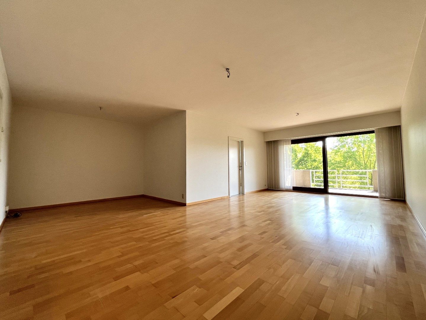 Instapklaar 2 slpk-appartement met 2 terrassen en autostnplts foto 2