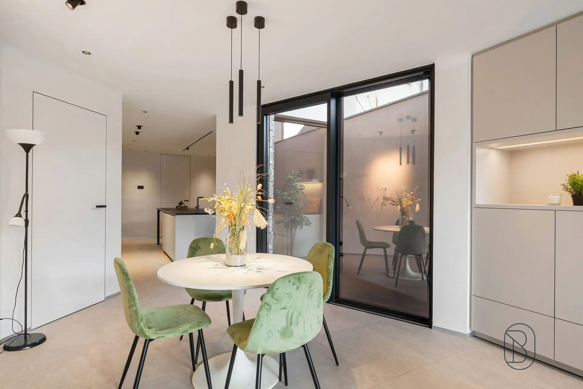 Topgelegen stijlvolle kwalitatieve nieuwbouw met zwembad. foto 12