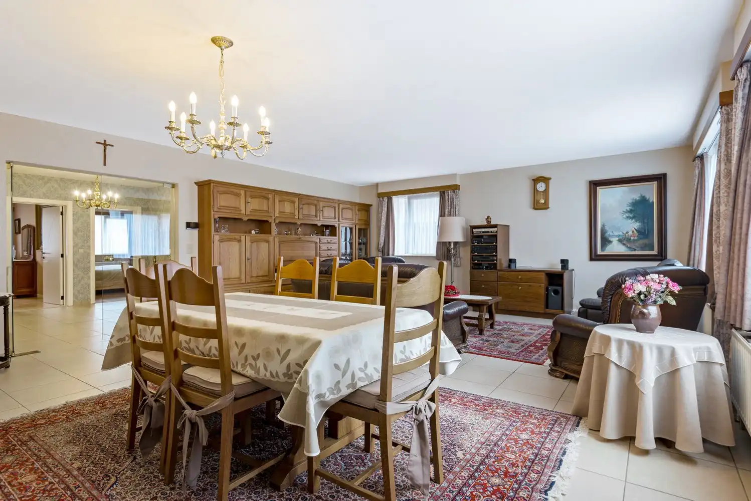 Ruim gelijkvloers appartement met 3 slaapkamers en 2 garageboxen in het centrum van Ranst! foto 4