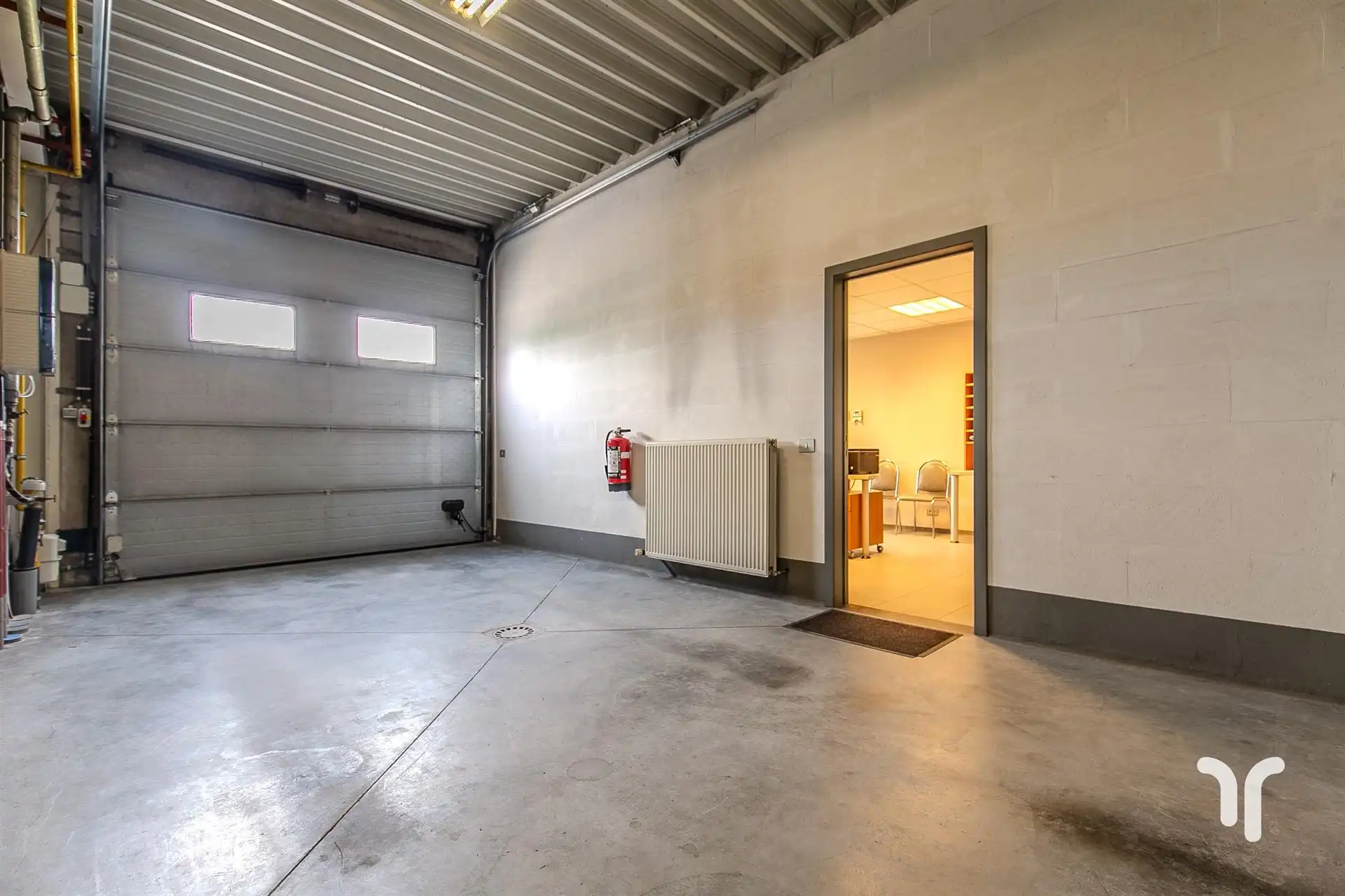 Dit kantoor met opslagruimte is gelegen in de industriezone te Hooglede vlakbij het centrum van Roeselare. foto 10
