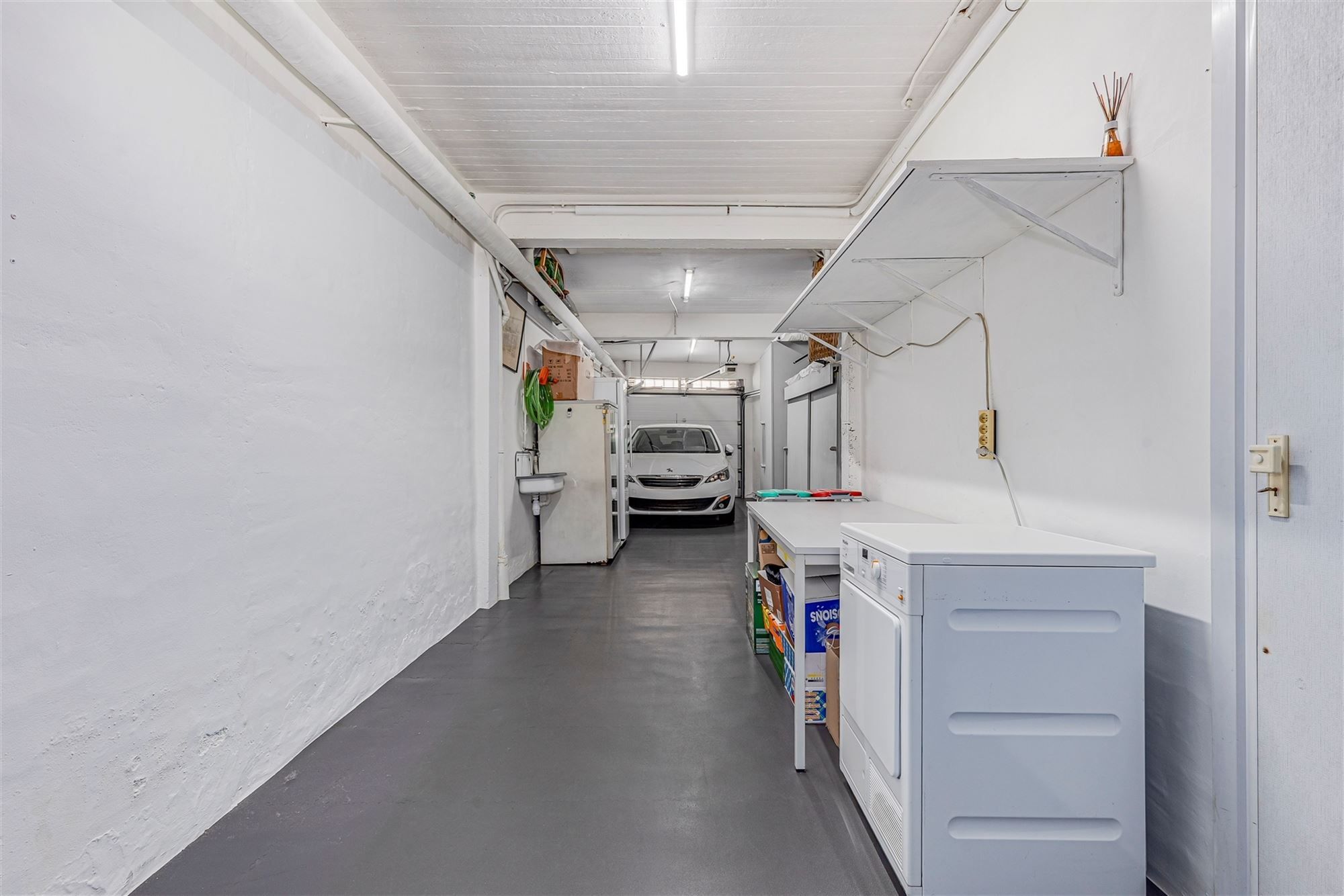 Ruime instapklare woning met grote garage/magazijn foto 2
