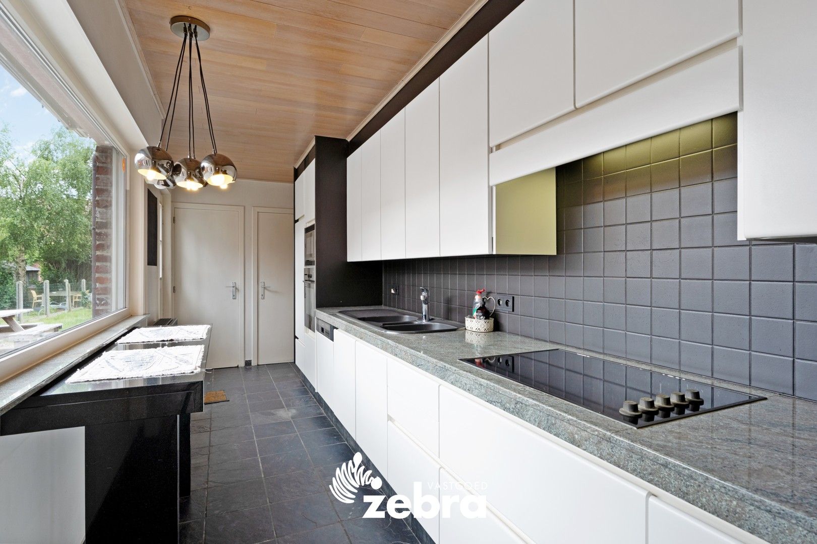 Licht op te frissen woning op een ruim perceel te centrum Roeselare! foto 8