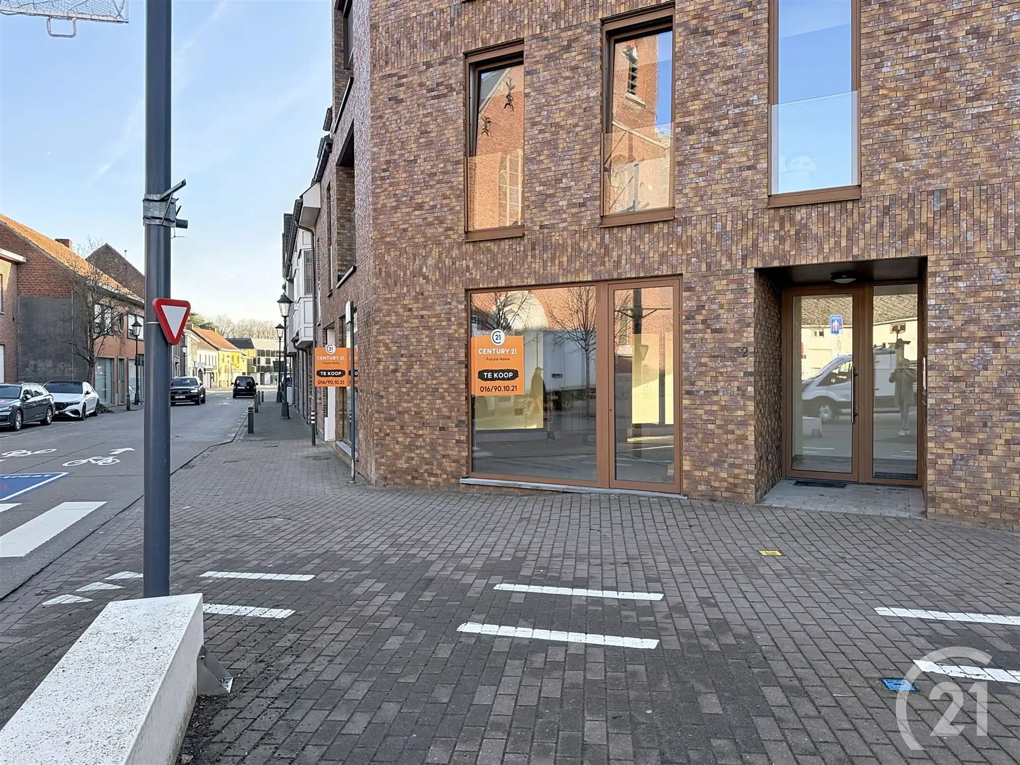 Nieuwbouw handelspand met parkings in Baal/Tremelo te koop! foto {{pictureIndex}}
