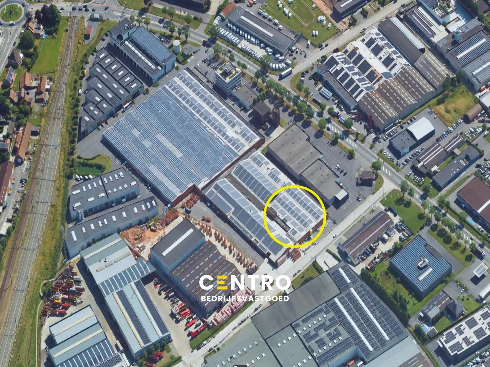 Magazijn van 2.400 m², extra parking en geïntegreerde kantoorruimte in nabijheid van vele baanwinkels vlak bij de RING van Poperinge ! foto {{pictureIndex}}