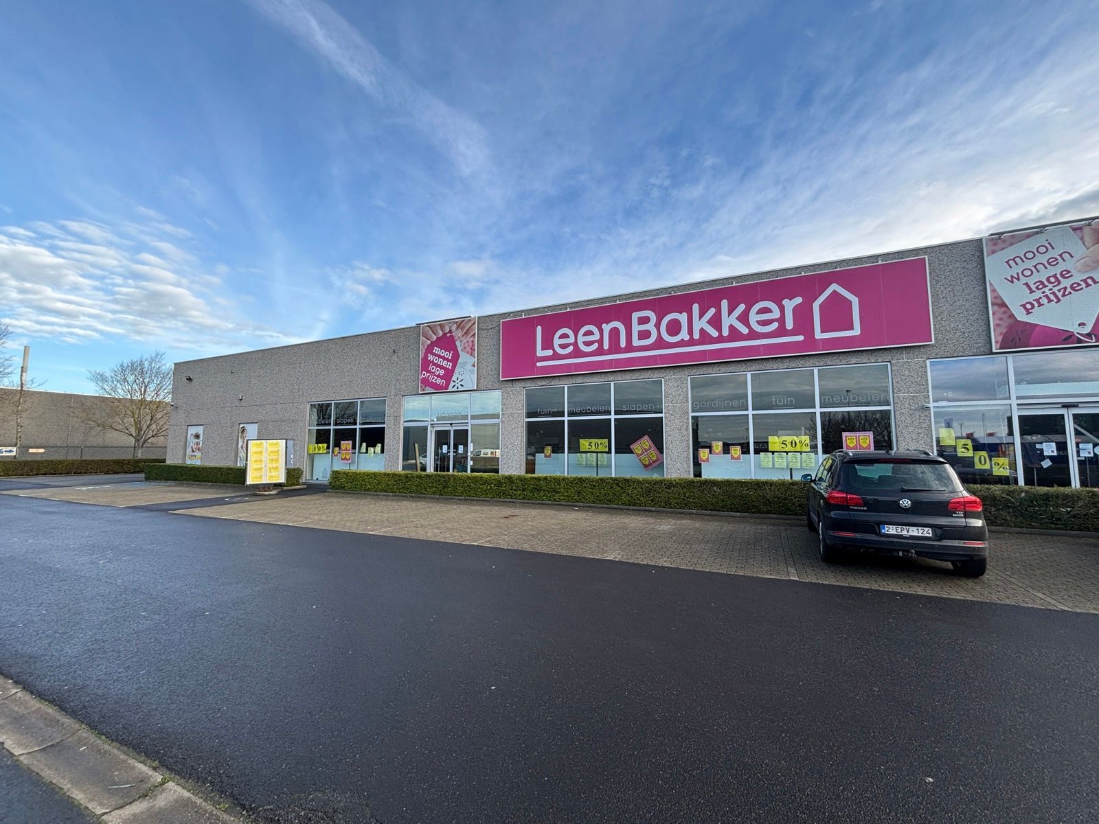 Baanwinkel van 1.700 m² te huur in Oostende foto {{pictureIndex}}