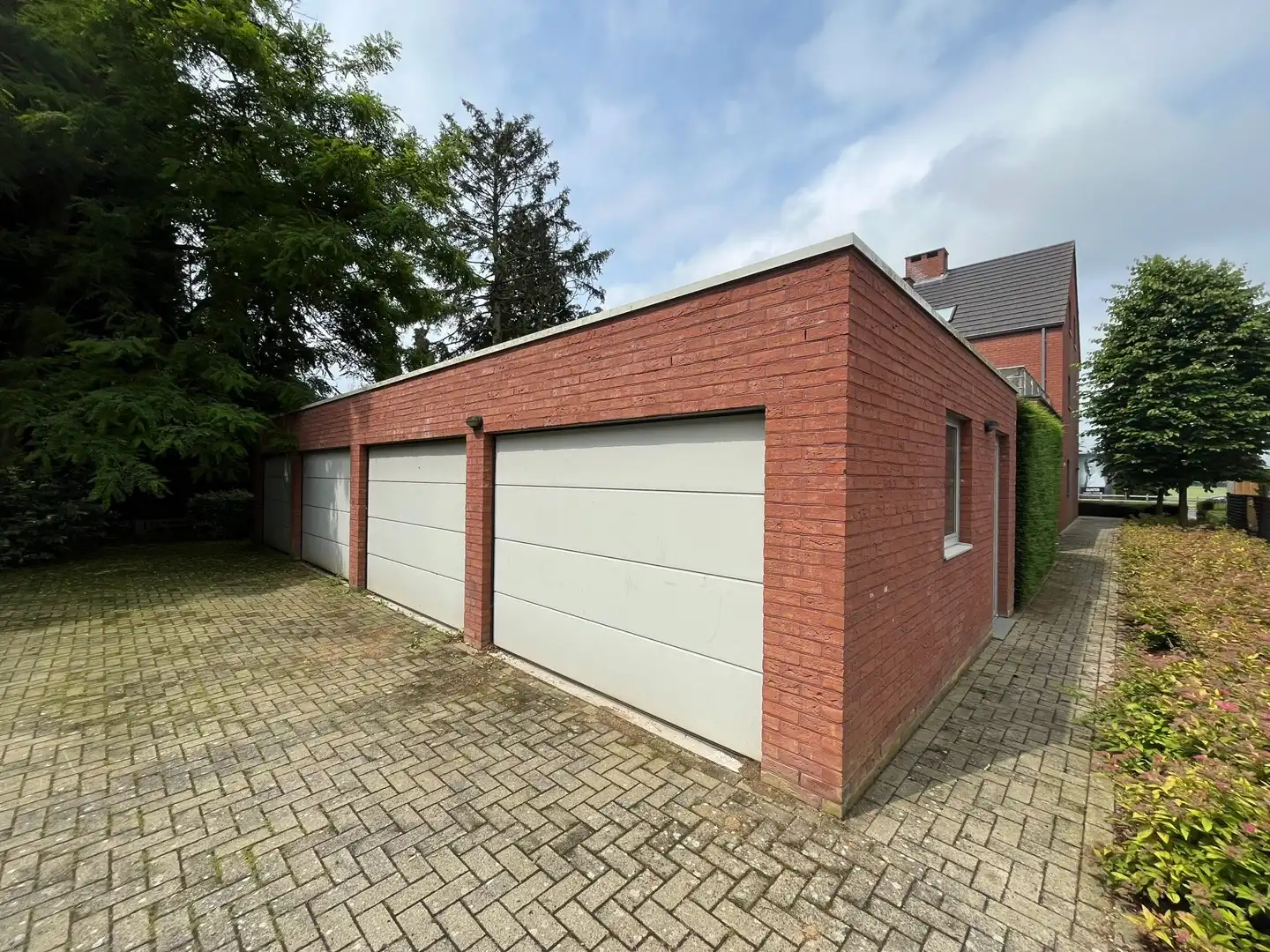 Gelijkvloers appartement met terras en private garage foto 3