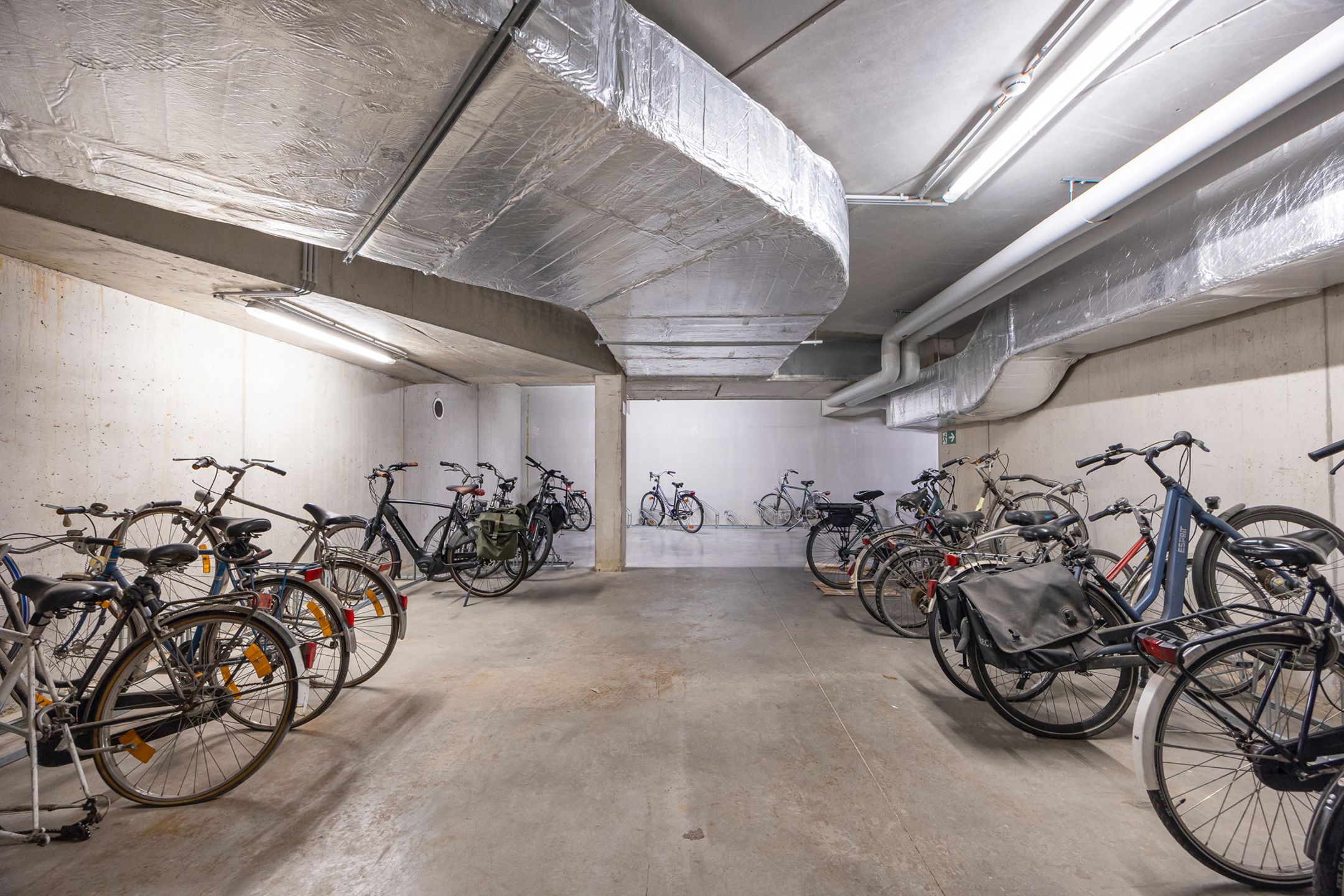 App met groot terras, kelderberging en autostaanplaats foto 15