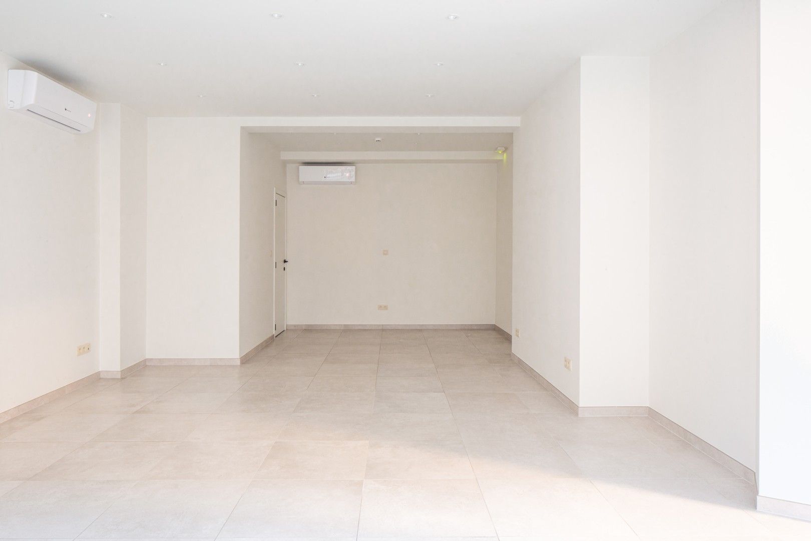 Gelijkvloerse handelsruimte op centrale ligging met uitzonderlijke visibiliteit foto 3