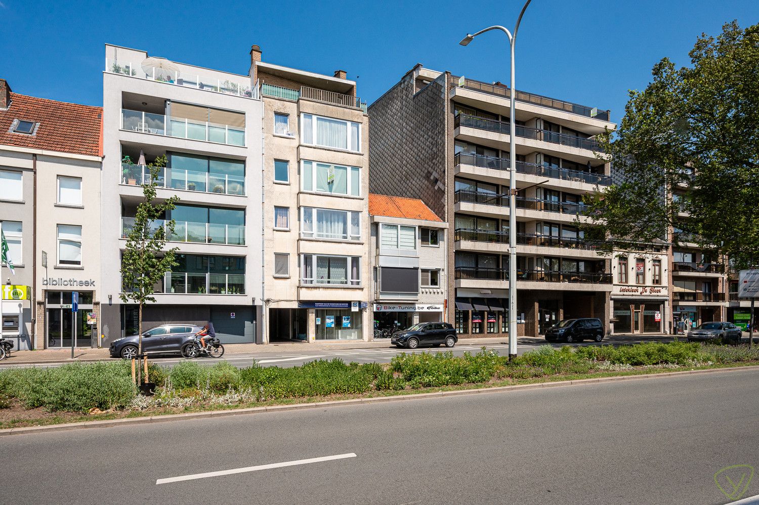 Centraal gelegen appartement met 2 slaapkamers in Eeklo met een zonnig terras. foto {{pictureIndex}}