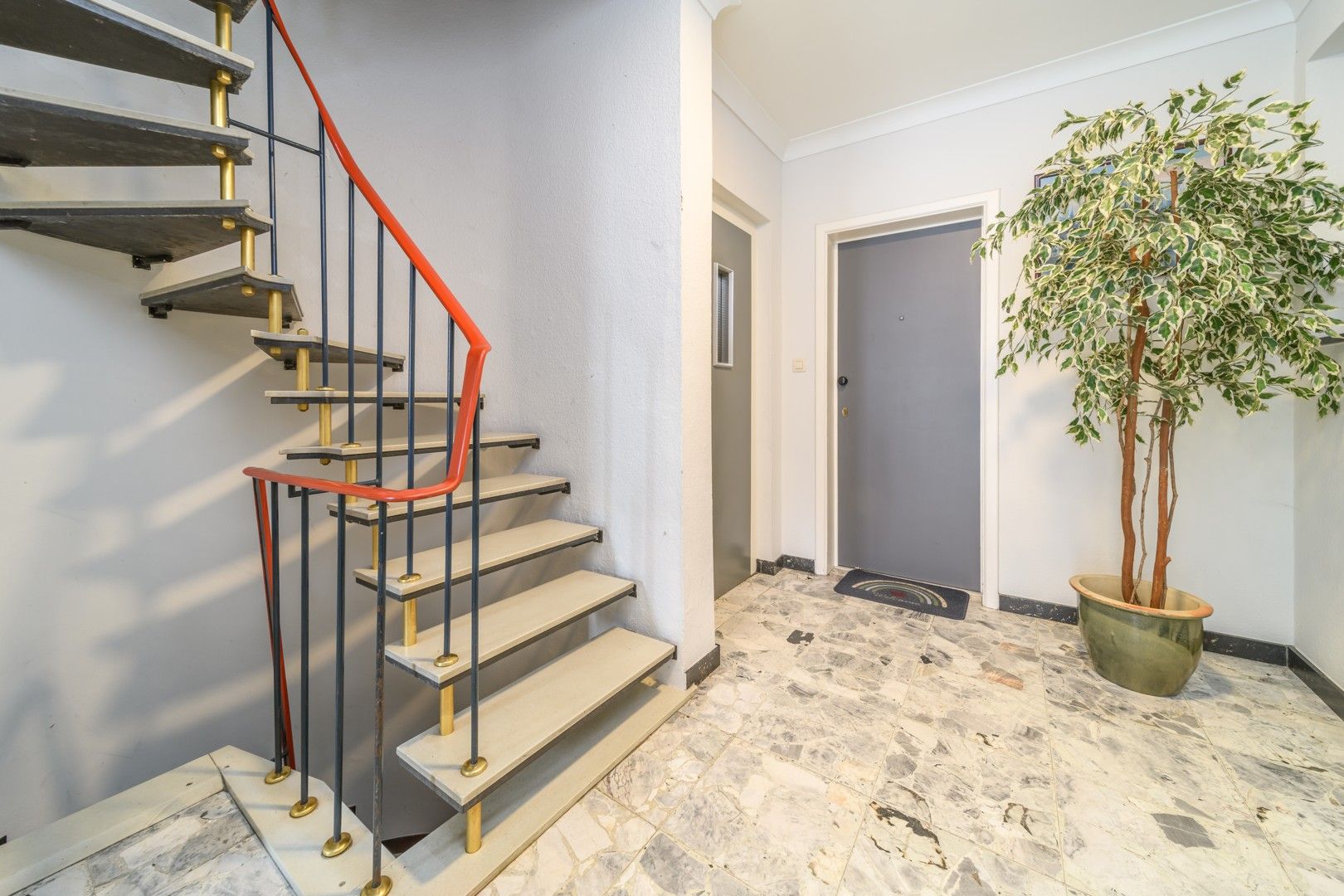 Instapklaar gelijkvloers appartement te Aalst foto 2