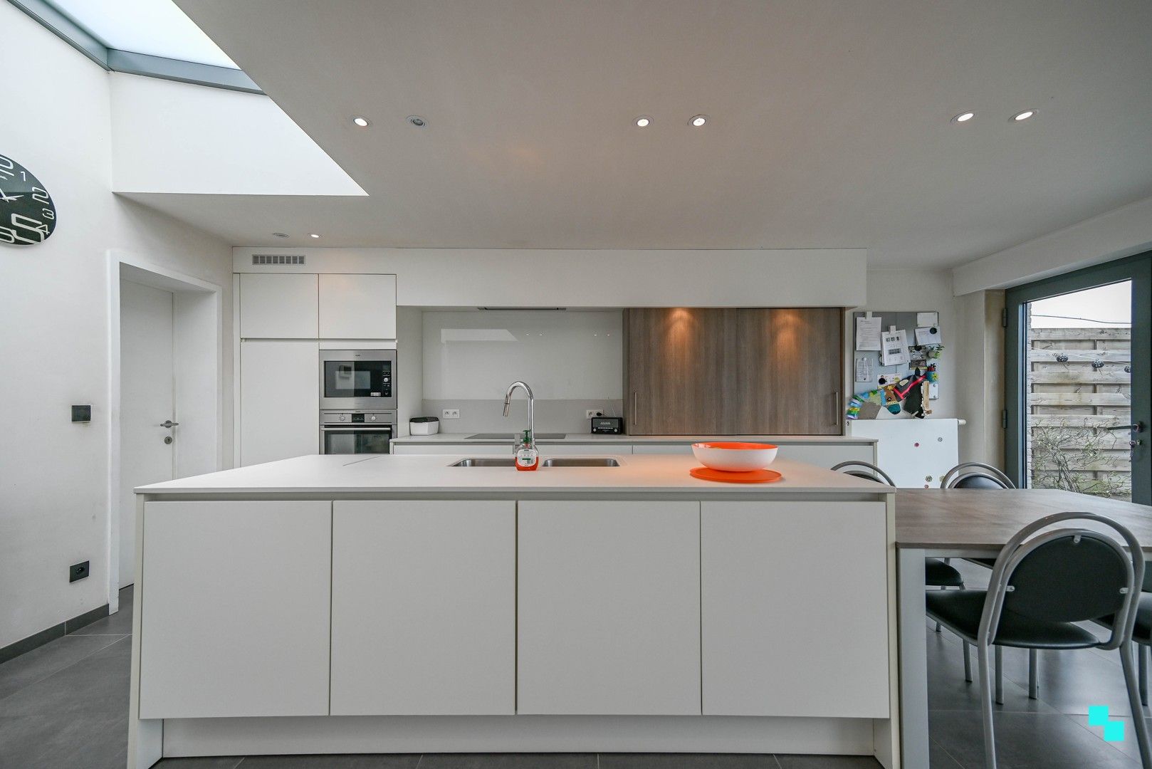 Recent gerenoveerde gezinswoning te Sint-Eloois-Winkel foto 4