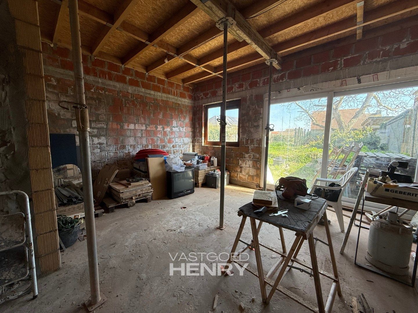 Verder af te werken vier slaapkamer woning met tuin en garage  foto 9