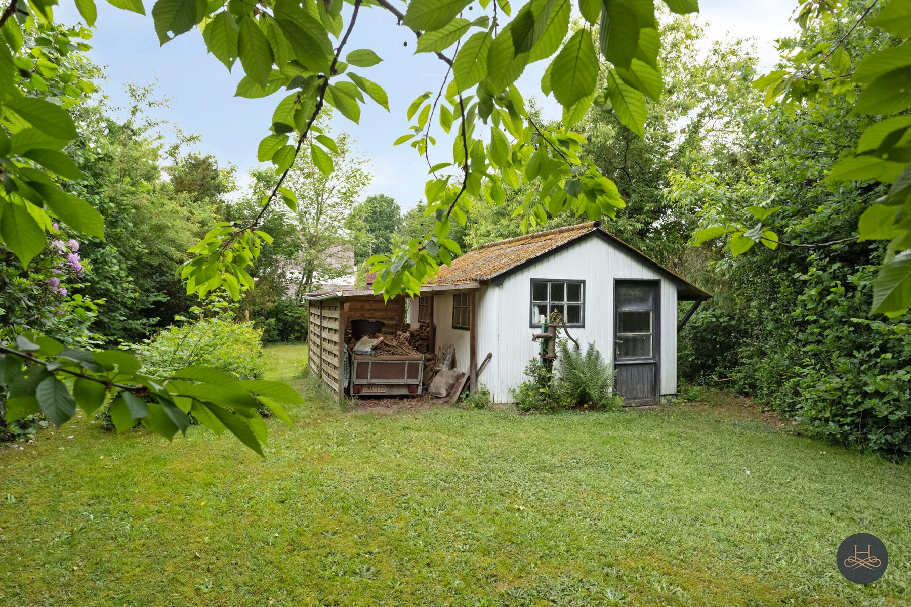 Ruime woning in een rustige groene wijk op een groot perceel foto 16