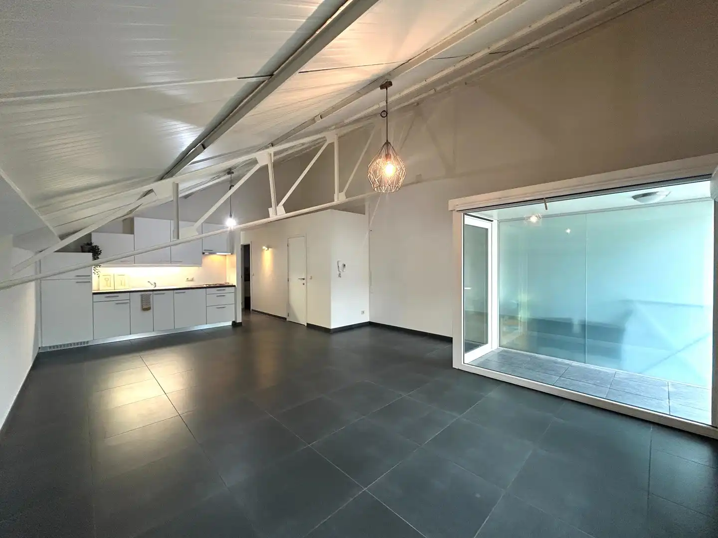 Instapklaar appartement nabij centrum Oostrozebeke! foto {{pictureIndex}}