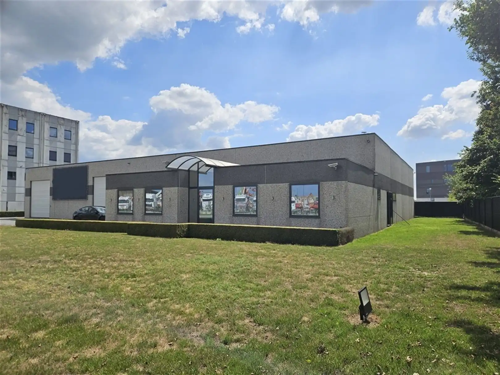Bedrijfsgebouw met ruime parking te Waregem foto {{pictureIndex}}
