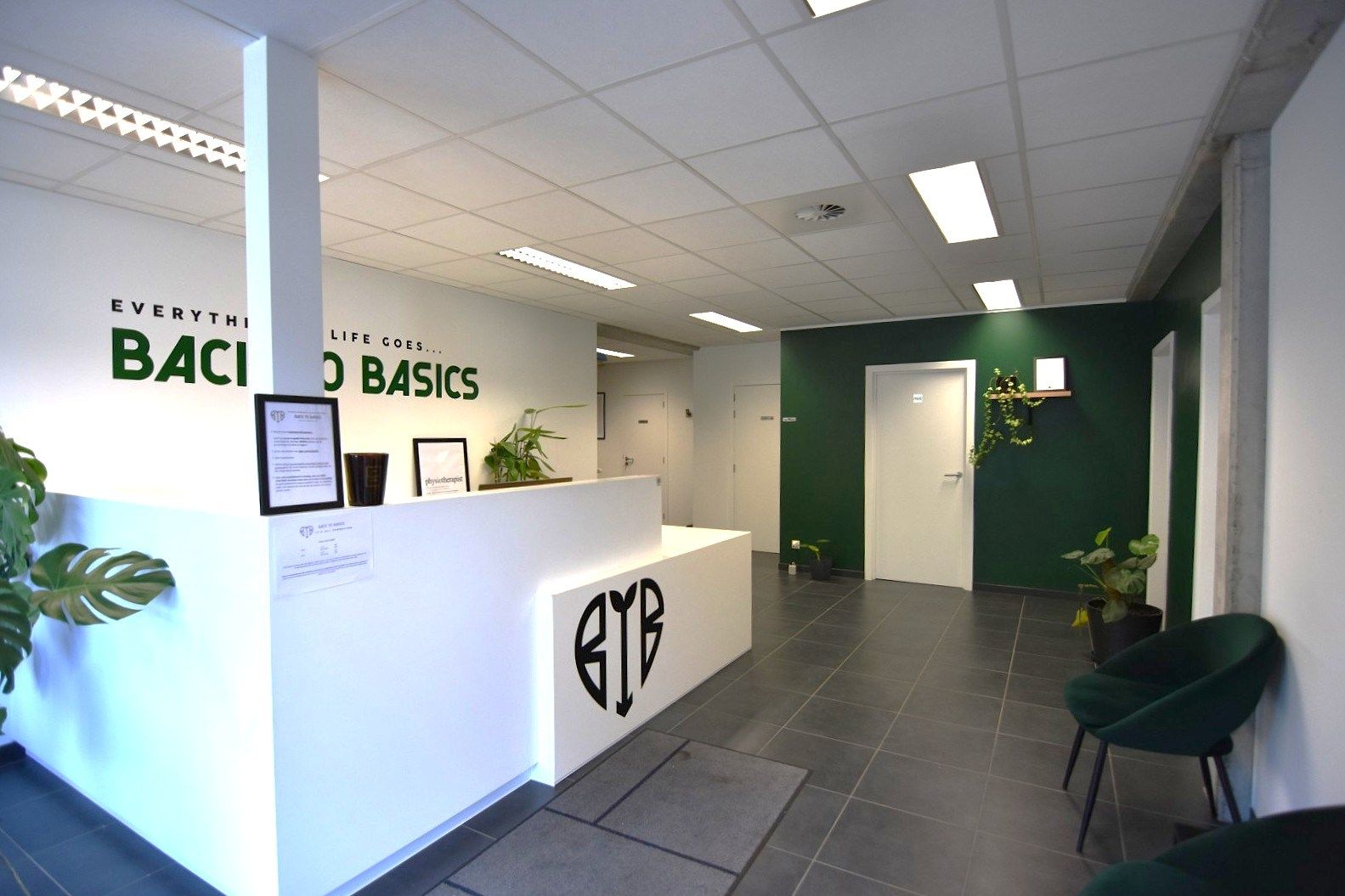 Commerciële ruimte van 120 m² in centrum Rumbeke foto {{pictureIndex}}