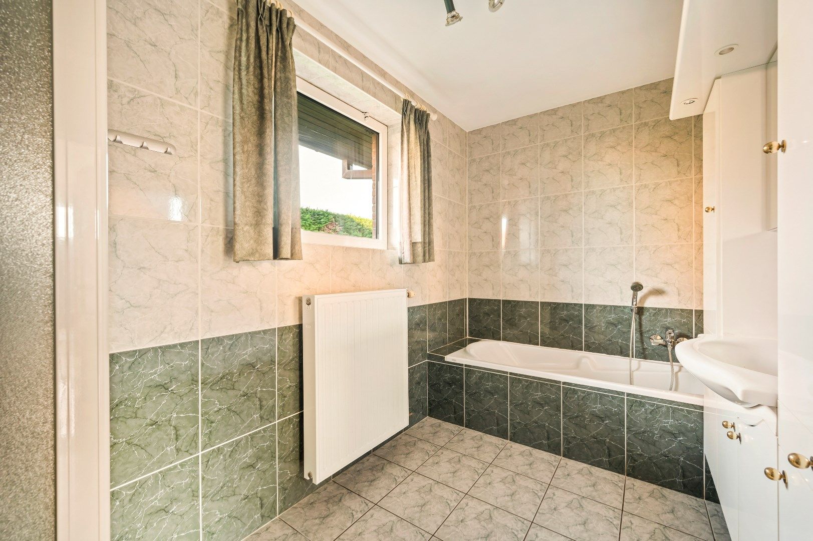 Riante villa met 3 slaapkamers, tuin en ruime garage. foto 13