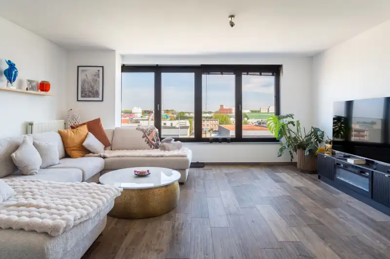 Licht appartement met garagestaanplaats foto {{pictureIndex}}