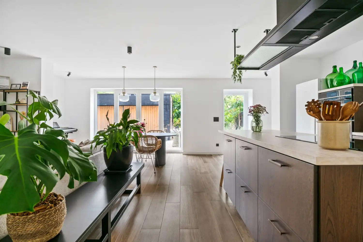 Prachtig gerenoveerd gelijkvloers appartement met zonnige tuin, grote oprit  en ruime garagebox foto 6