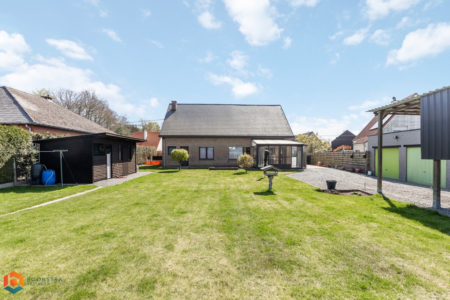 Ruime woning met 5 slpkrs en volledig ingerichte vergunde (woon)chalet 85m² op een perceel van 1117 m² foto 2