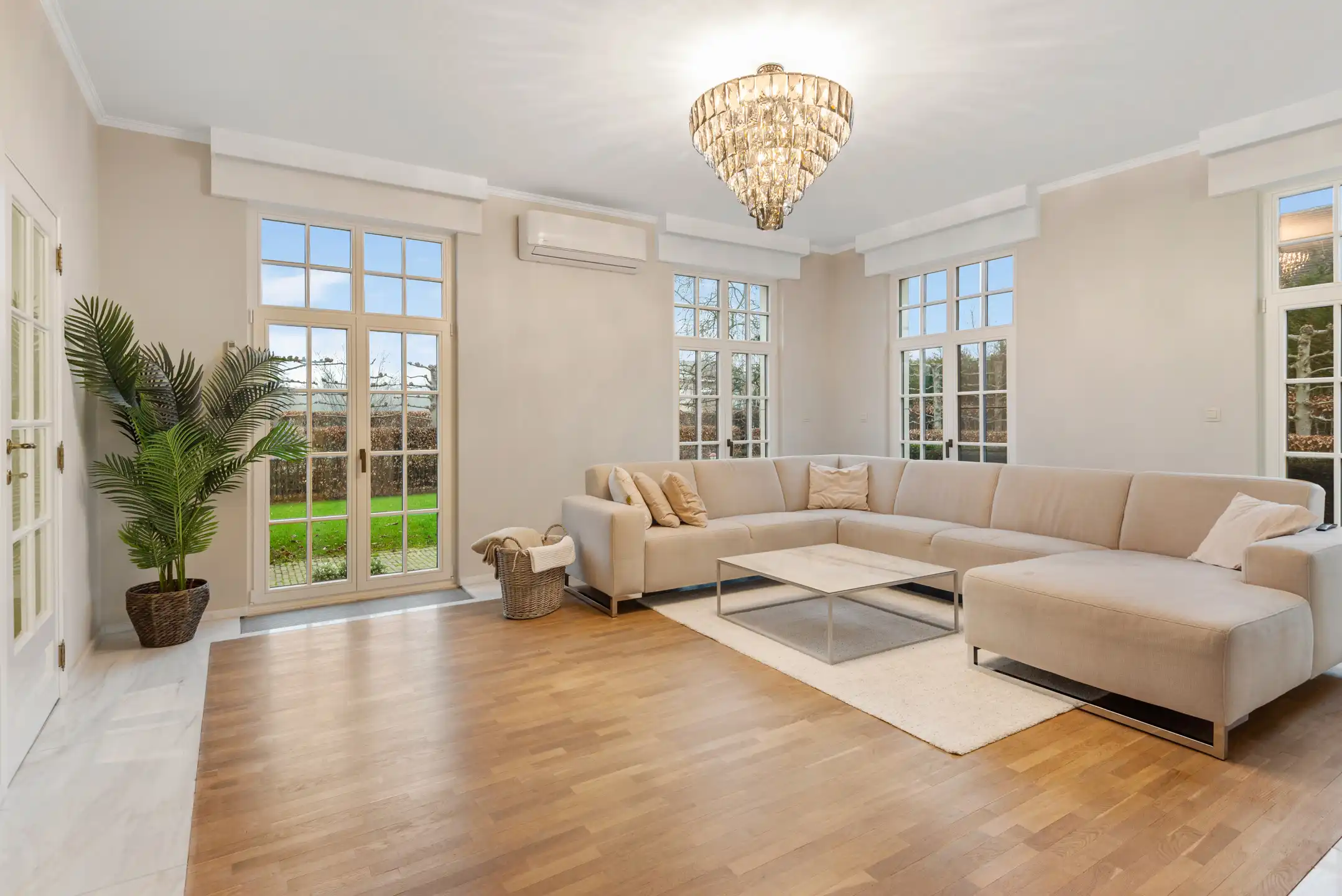 Unieke volledig gerenoveerde Villa met 5 slaapkamers, 2 badkamers, garage, groot terras, ruime tuin, zwembad, fitnessruimte en oprit op een terrein van 16 are 80 ca foto 4