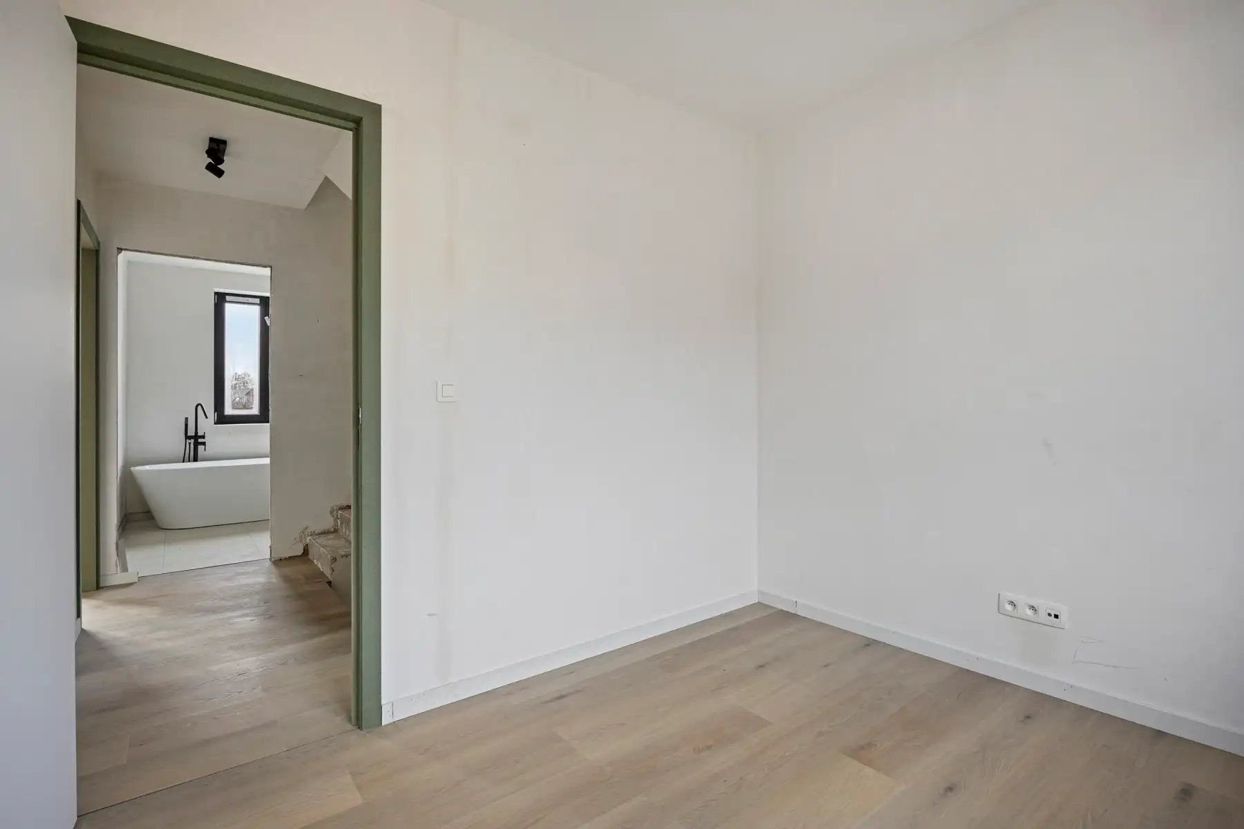 Nieuwbouwwoning met 5 slaapkamers en 1 badkamer. foto 16