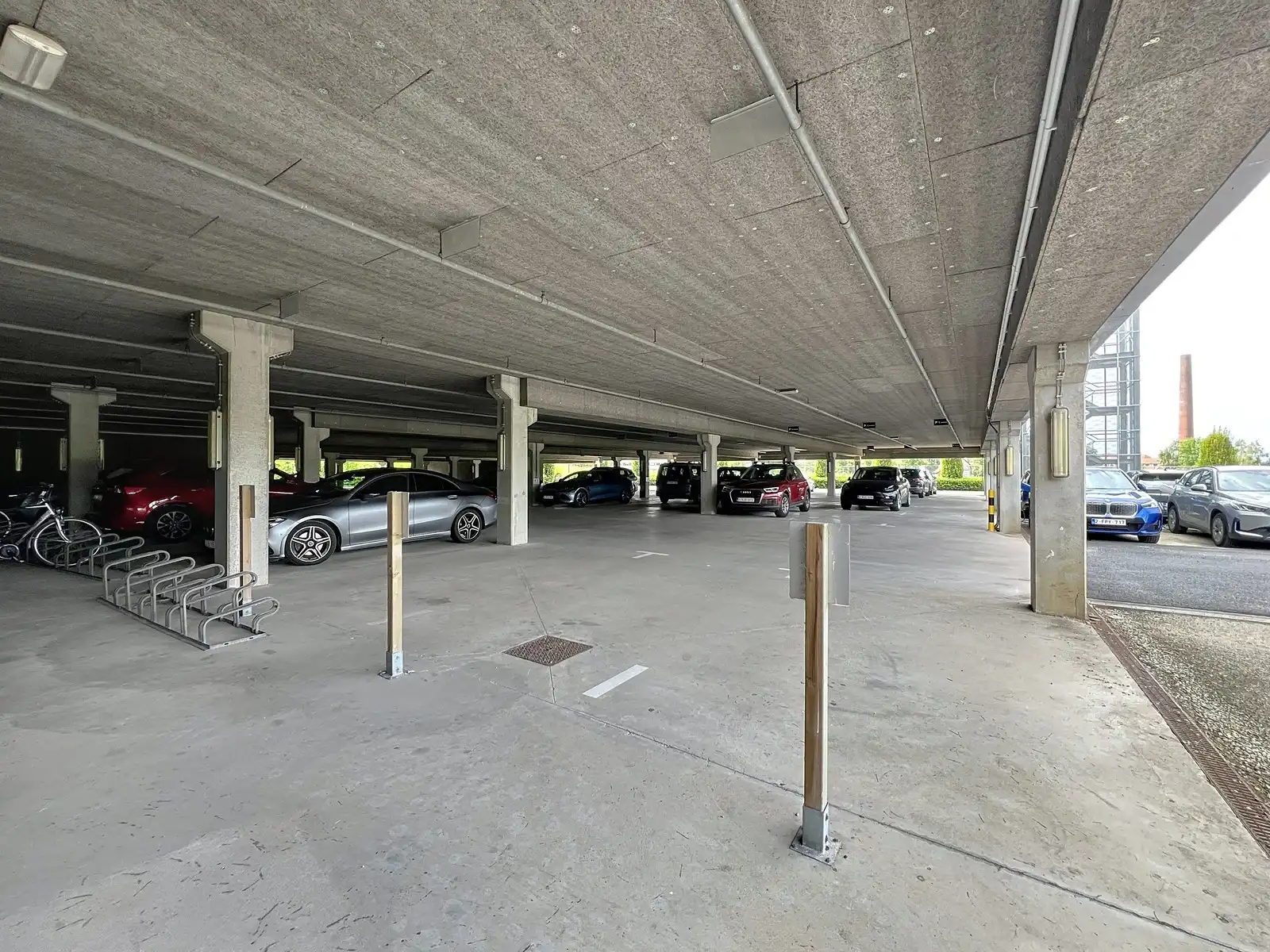 LICHTRIJKE kantoorruimten (1.400 tot 1.800m²) aan ZEER interessante voorwaarden nabij afrit Kortrijk-Oost E17. Onmiddellijk beschikbaar! foto 7