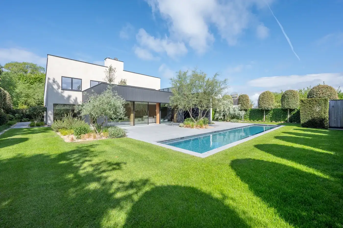 Luxueus gerenoveerde villa met zwembad op een toplocatie in een rustige residentiële wijk van het Zoute. foto 3