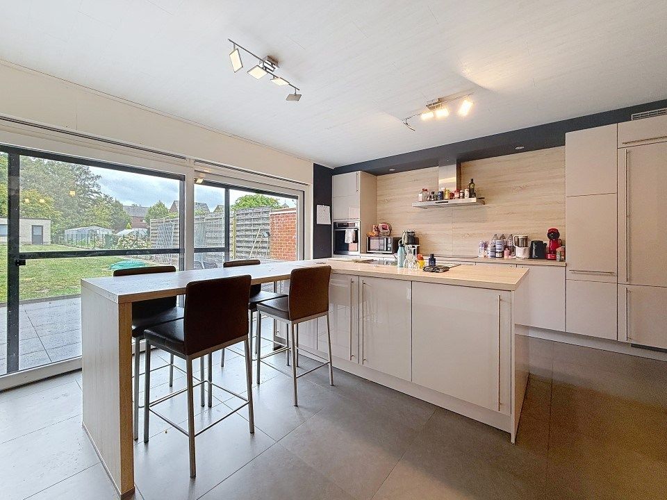 Rustig gelegen en instapklare woning met 3 slaapkamers, zonnepanelen en batterij  foto {{pictureIndex}}