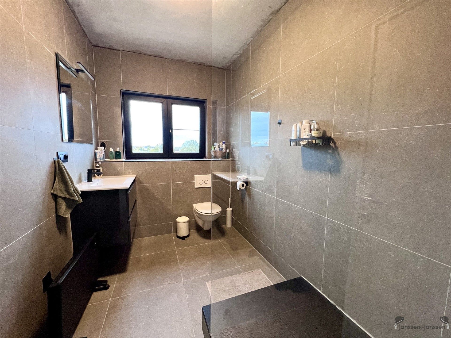 Rijwoning met 4 slaapkamers & tuin foto 8