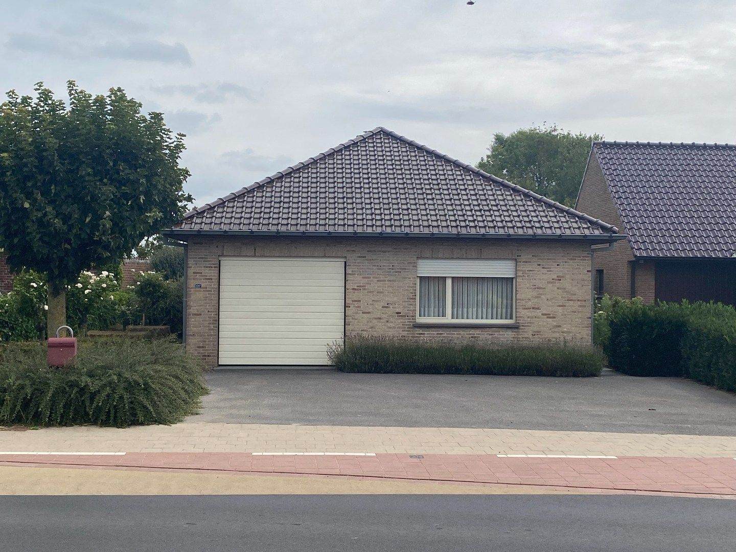 Te Huur: Alleenstaande Bungalow met Ruime Tuin in Wijtschate foto {{pictureIndex}}