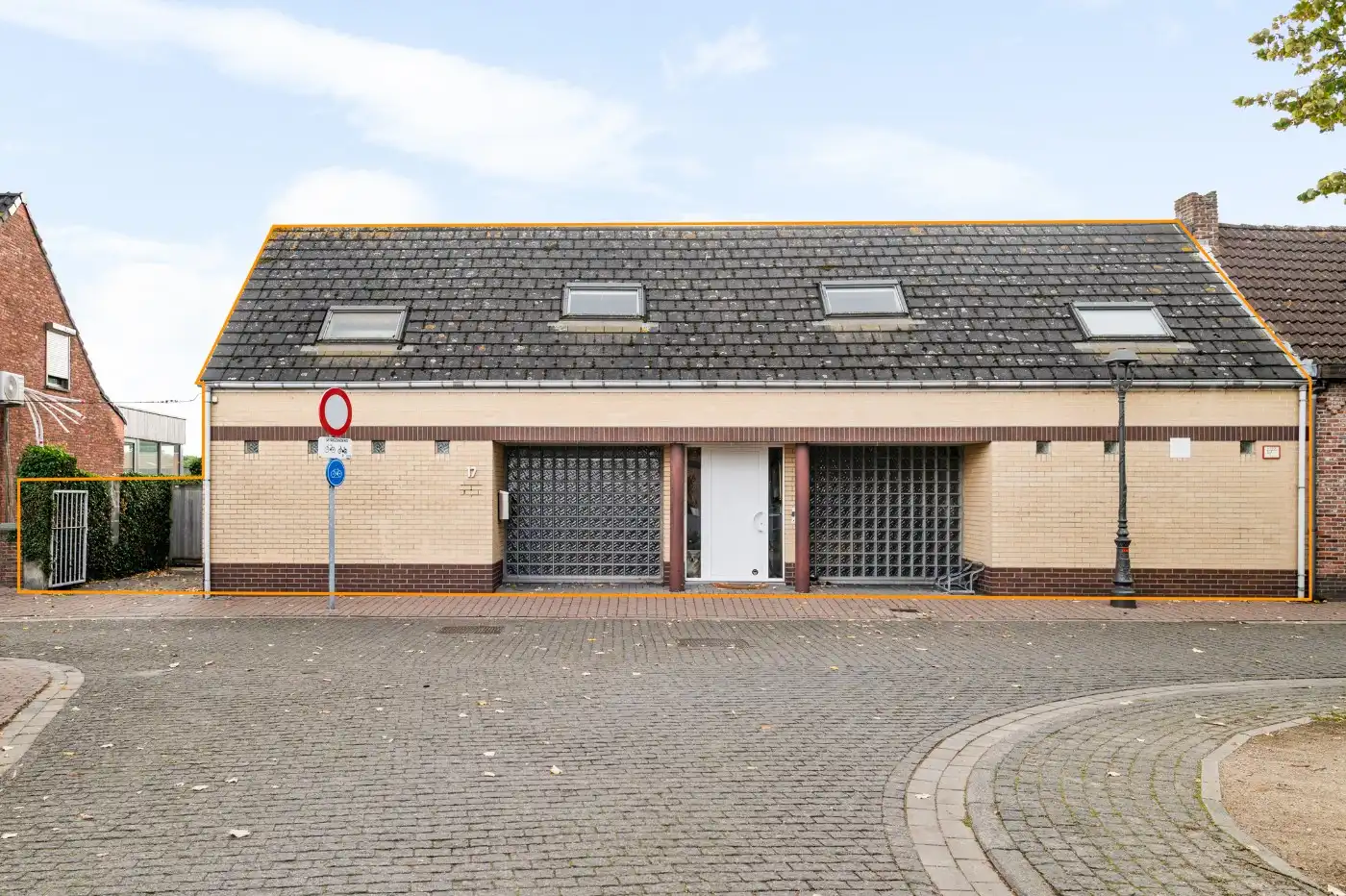 Ruime, instapklare woning met 3 à 4 slpk., garage en tuin - momenteel ingericht als 2 aparte woonunits foto {{pictureIndex}}