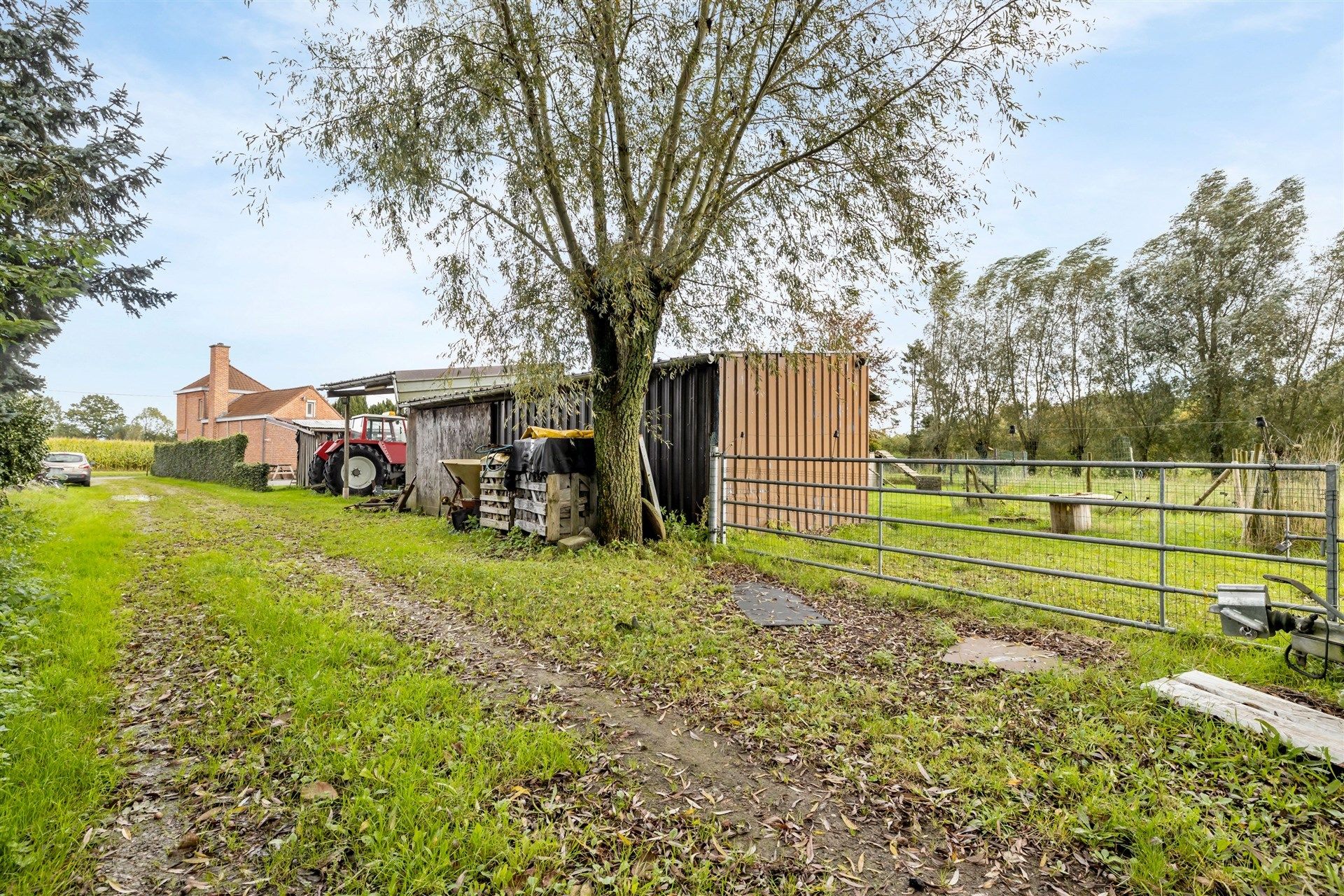 Instapklare gezinswoning met paardenstal en weide op een perceel van 2.639m² foto 30