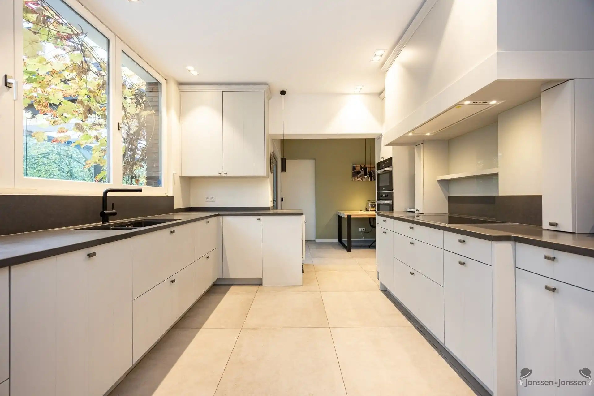 Exclusieve villa op 10.500 m² op residentiële toplocatie foto 12