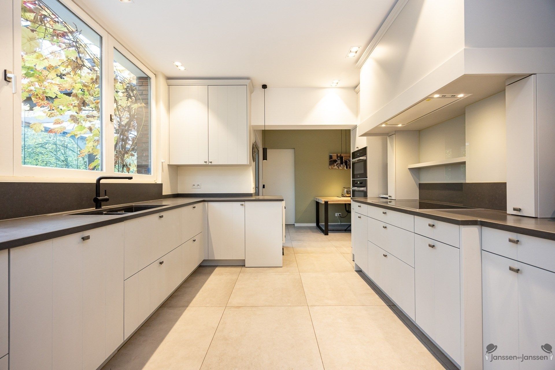 Exclusieve villa op 10.500 m² op residentiële toplocatie foto 12