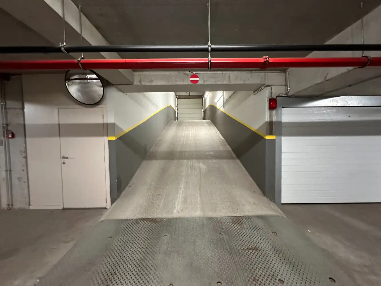 Afgesloten garagebox in residentie Modena foto 6