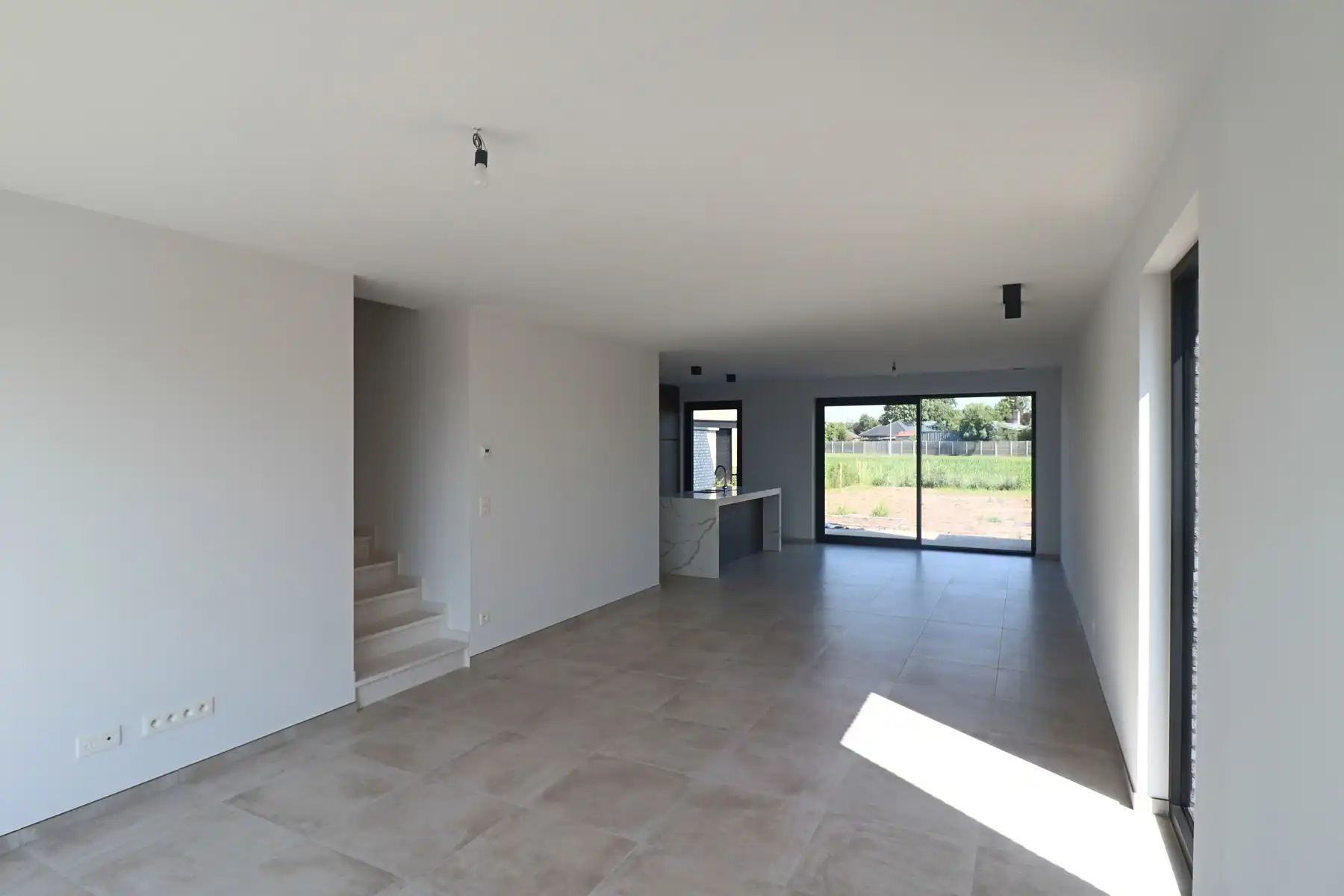 Energiezuinige nieuwbouwwoning met 4 slaapkamers, terras tuin en carport. foto 3