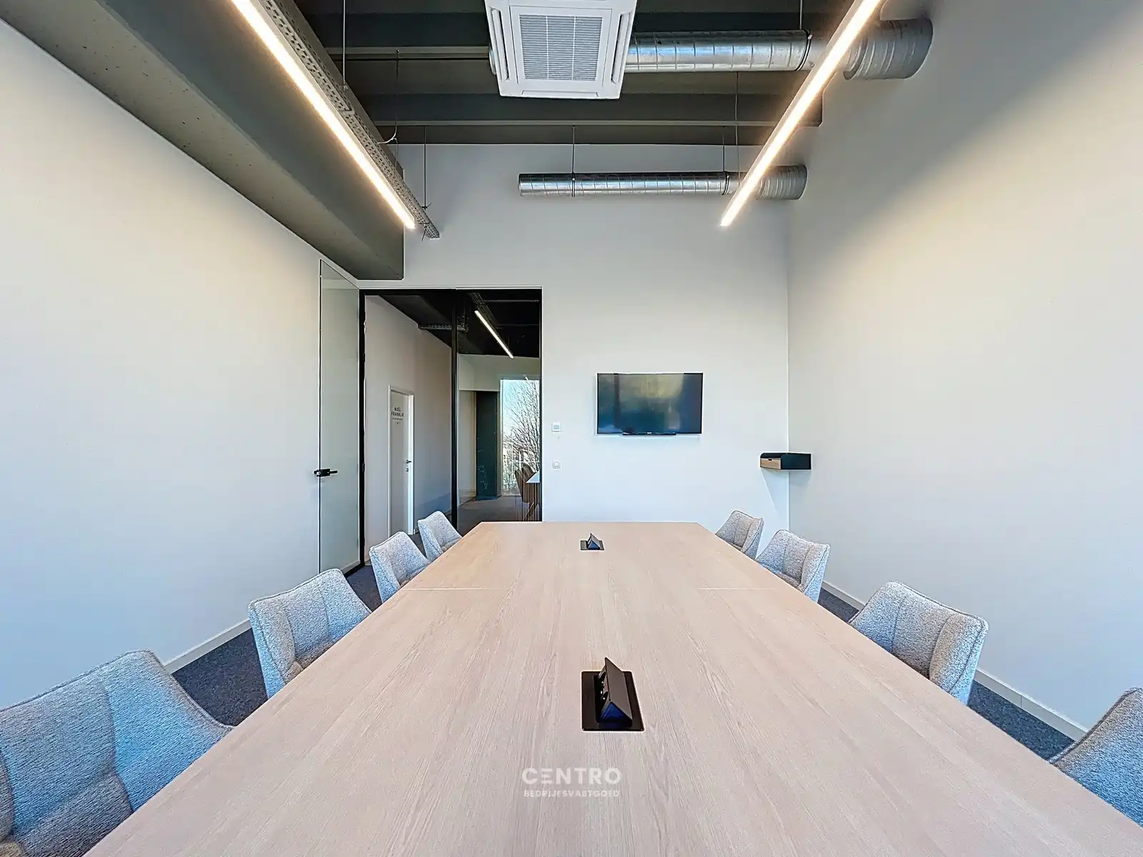 Energiezuinige, vernieuwde SERVICED kantoorruimte met mogelijkheid om een MAGAZIJN (215m²) bij te huren op Ieper Business Park! foto 9