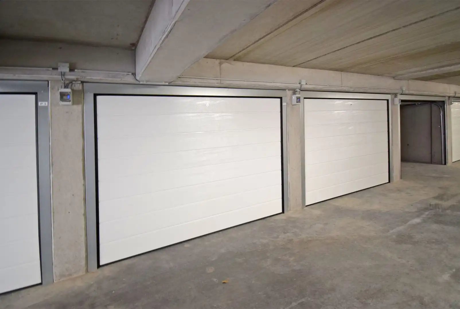 UNIEK INSTAPKLAAR GELIJKVLOERS APPARTEMENT IN EEN GROENE OMGEVING. foto 16