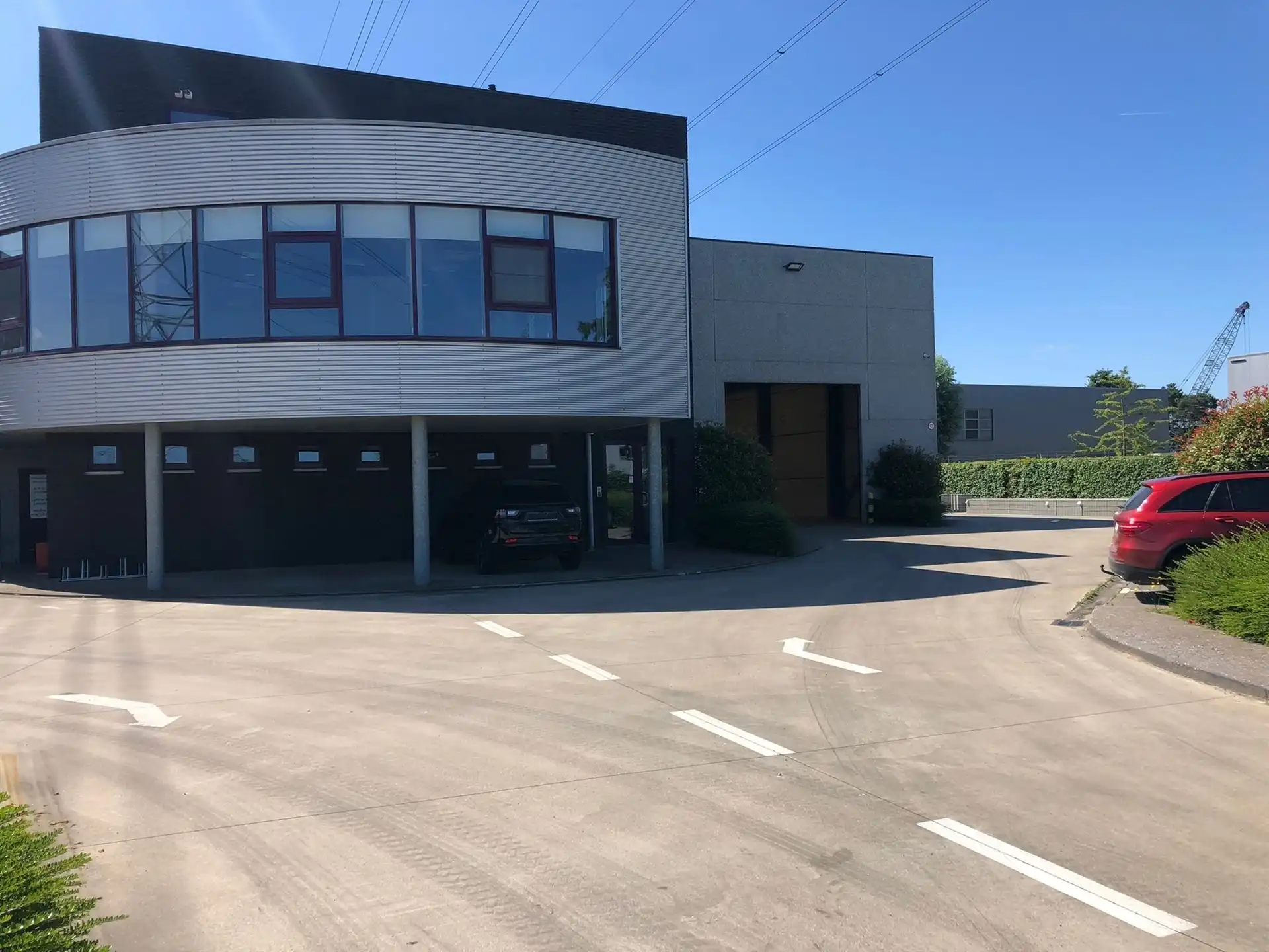 Magazijn 1.375m², hoogte 8m en kantoor 290m² en parking 9 pl foto {{pictureIndex}}