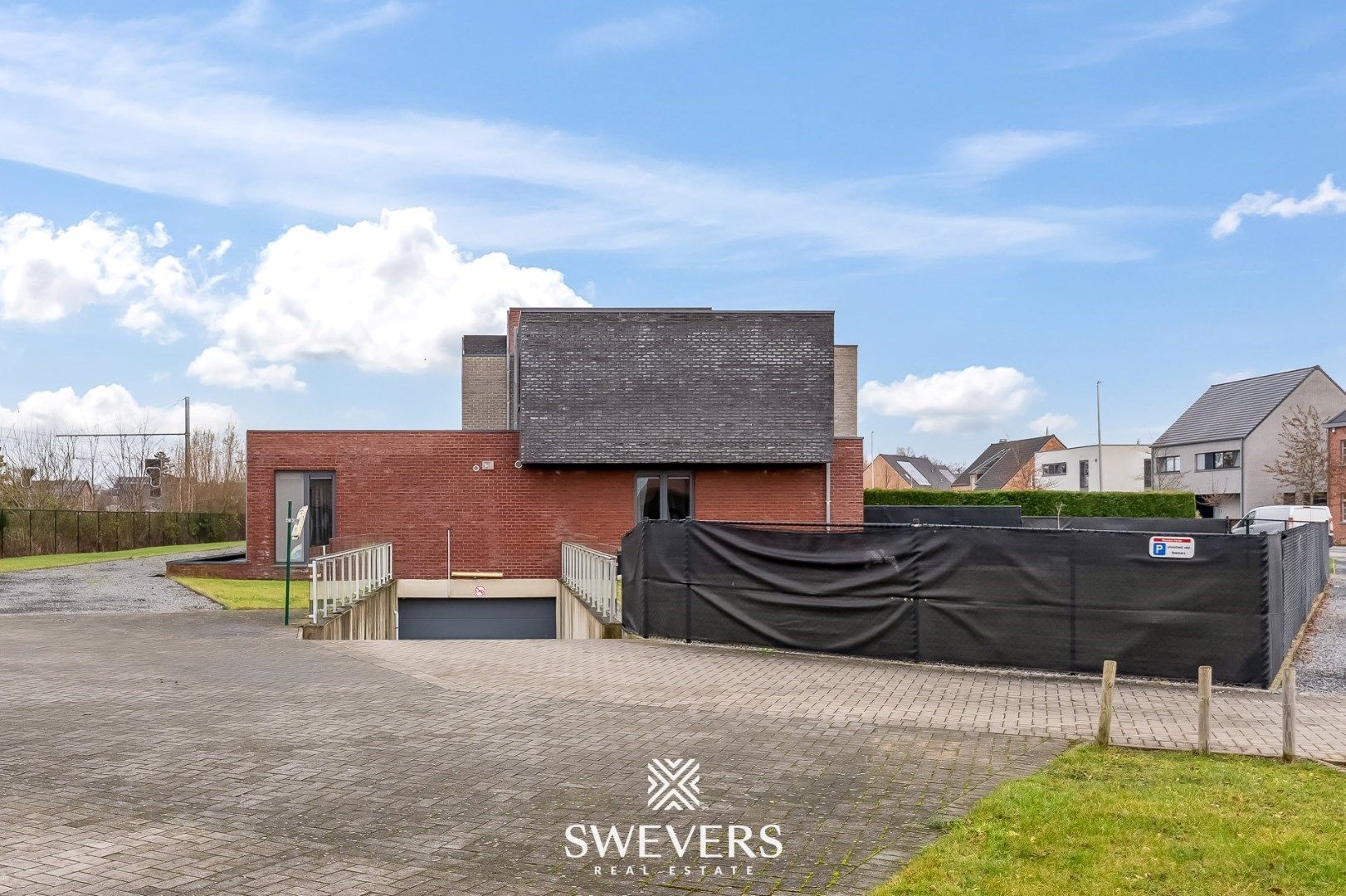 Exclusieve investering | 4 ondergrondse parkeerplaatsen in Hasselt foto {{pictureIndex}}