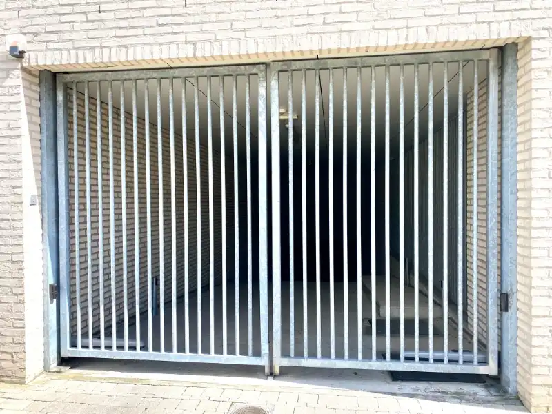 Ruime ondergrondse parking foto 4