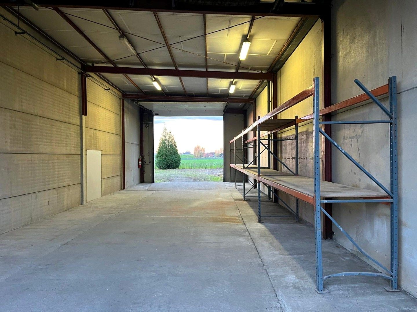 LOODS (137m²) MET TERREIN (546m²) TE HUUR TE MEULEBEKE  foto 3