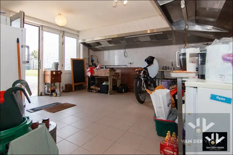 Volledig gerenoveerde, instapklare hoeve met authentieke elementen en sfeer in het hart van Haspengouw - een charmante woning én een ideale locatie om uw evenementenlocatie, B&B, kantoor, ... te vestigen! foto 28