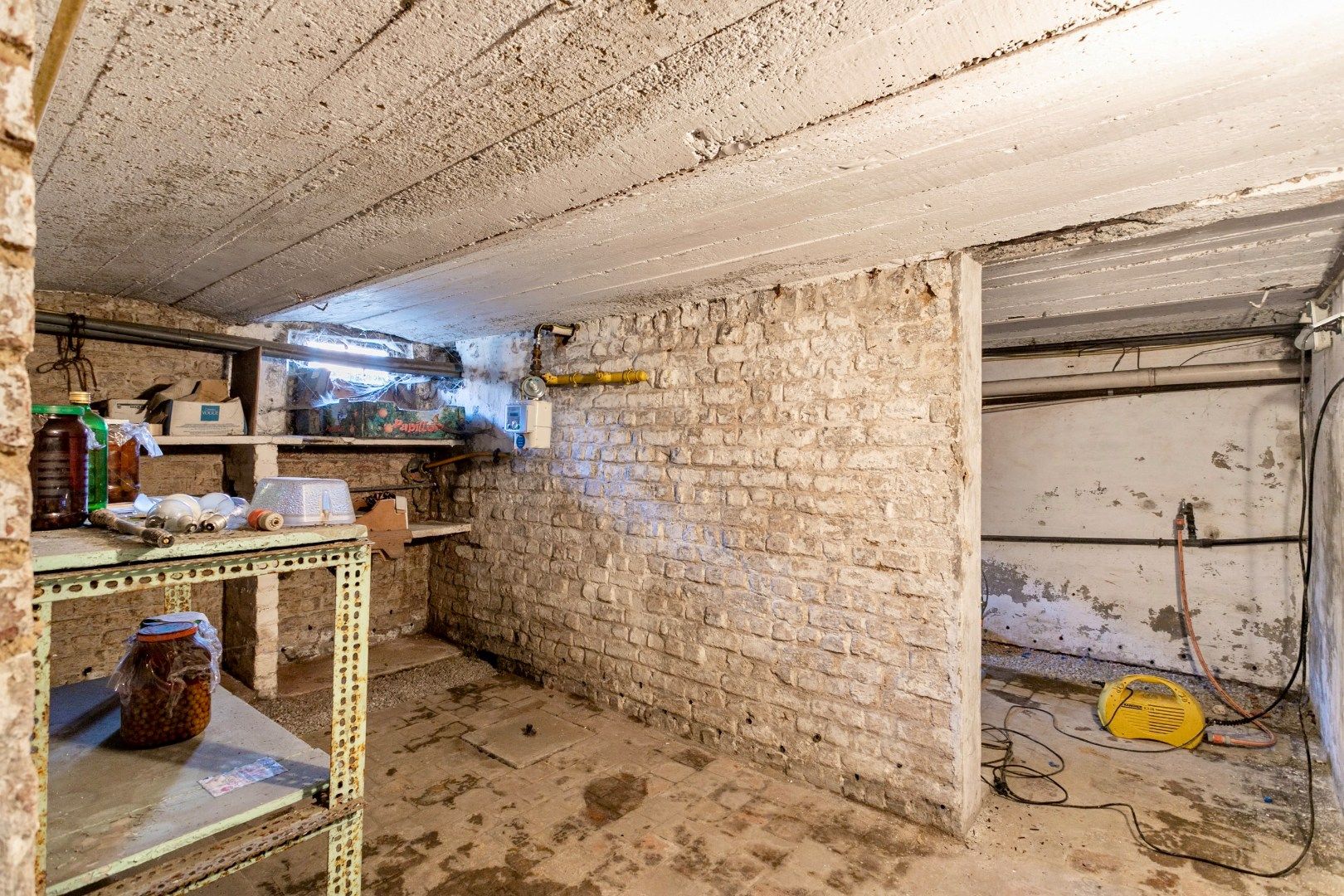 Ruime, te renoveren woning met 3 slpk en garage foto 21