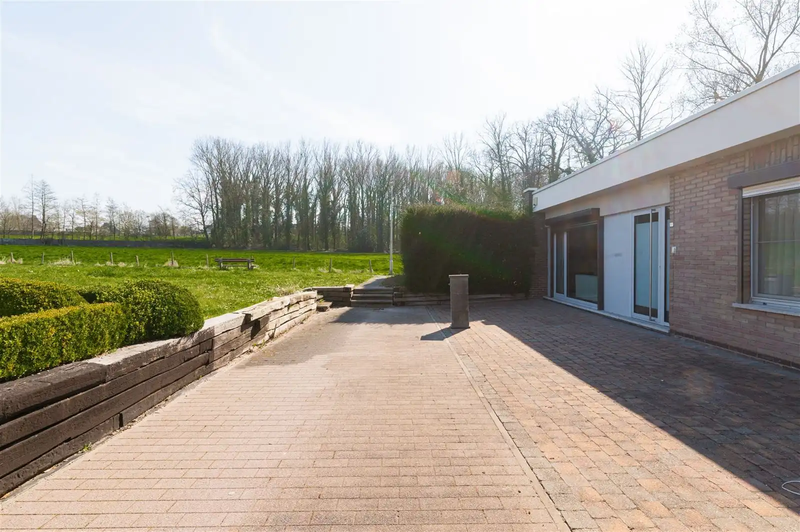 Halfopen bungalow met zonnige ruime tuin foto 17