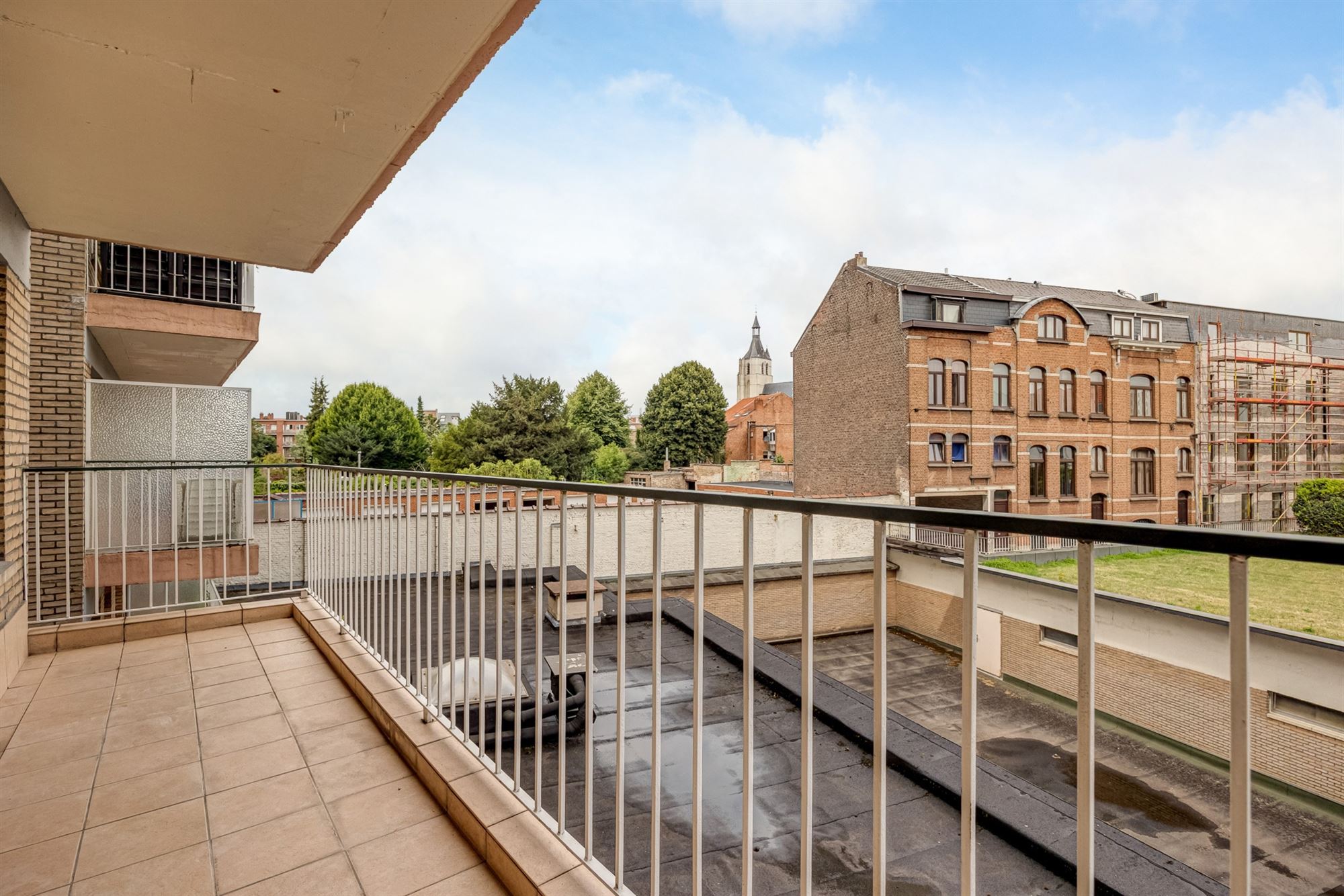 Te renoveren appartement met twee slaapkamers en terras foto 16
