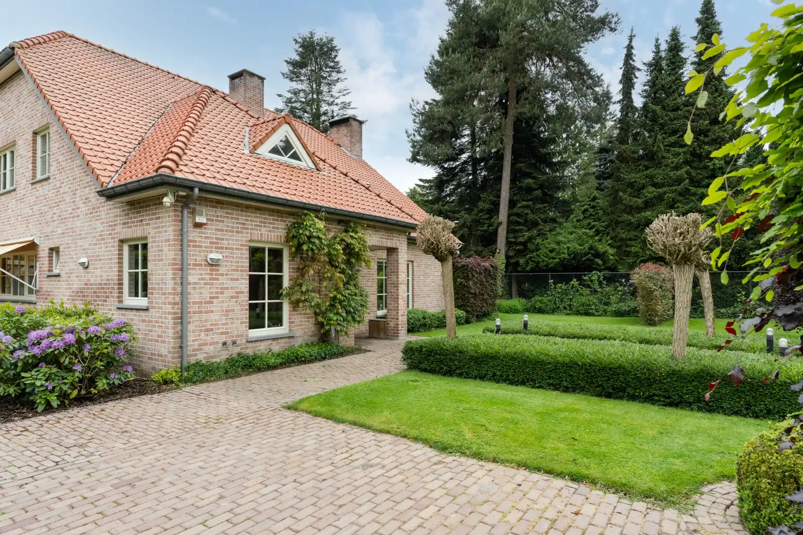 Charmante & sfeervolle, instapklare, energiecorrecte (EPC B) villa-landhuis met 5 slaapkamers, 3 badkamers, bureau én dubbele garage. foto 4