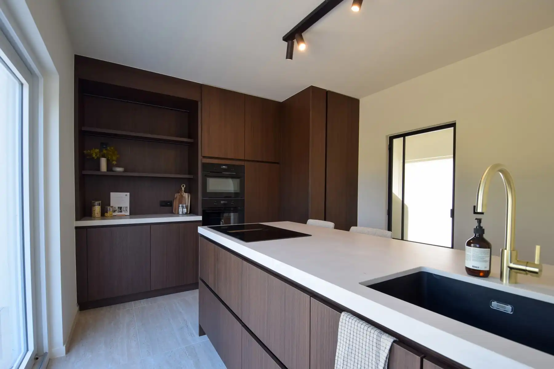 WONING IN DOODLOPENDE STRAAT MET ZICHT OP WEILANDEN foto 10