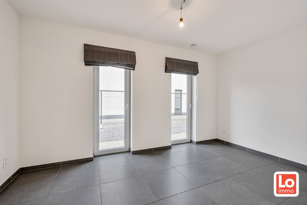 Moderne en instapklare halfopen woning met afzonderlijke garage in Lochristi! foto 3